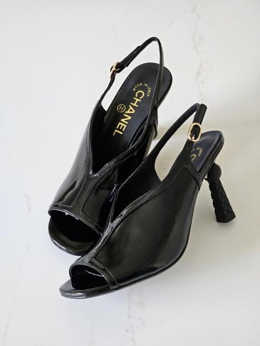 صندل لامع شانيل بحزام خلفي لون اسود