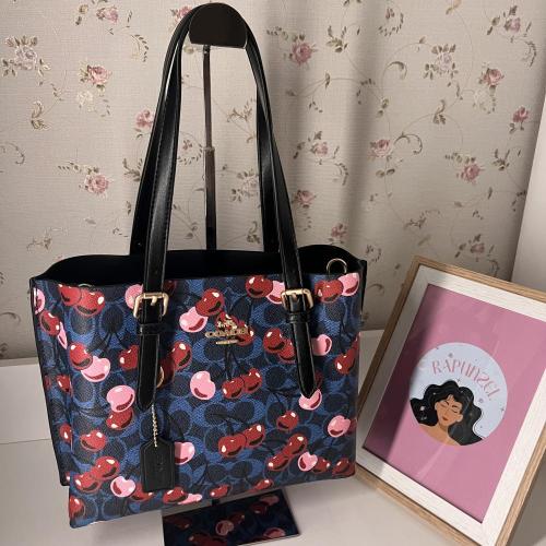 حقيبة بطبعة كرز كوش C لوجو بلون أزرق داكن