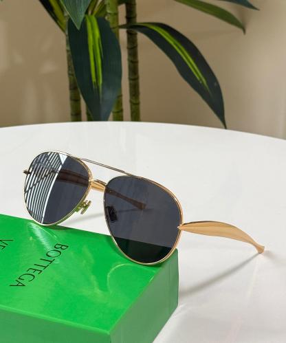 نظارة سوداء بوتيغا Aviator بعدسات كبيرة بأذرع ذهبي...