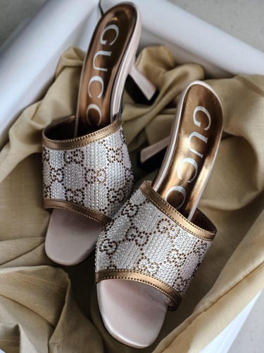 صندل كعب عالي بدون حزام من جوتشي لون فضي وذهبي مع...