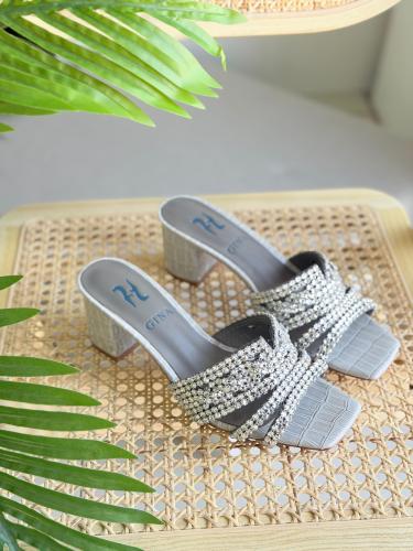 حذاء نسائي كعب عريض جينا لون رمادي مزين بكريستالات