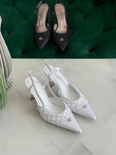 صندل شانيل أبيض ساتان مزين باللولو