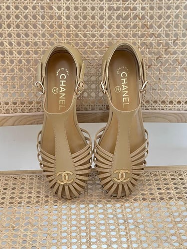 صندل بتصميم روماني شانيل لون بيج بشعار الماركة