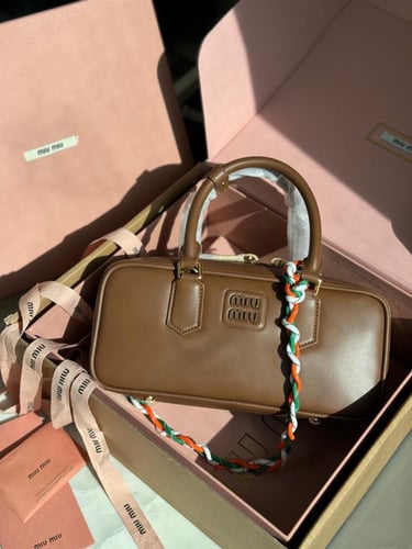 شنطة جلد ميوميو اركادي لون بني داكن بمقابض علوية