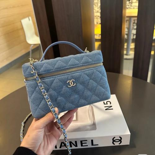 شنطة جينز شانيل بسلسلة كتف لون أزرق نمط سحاب