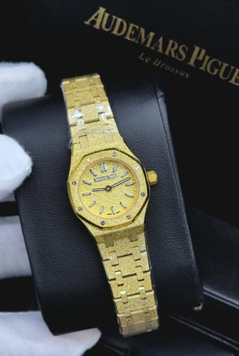 ساعة نسائية اوديمار بيجيه رويال اوك لون ذهبي