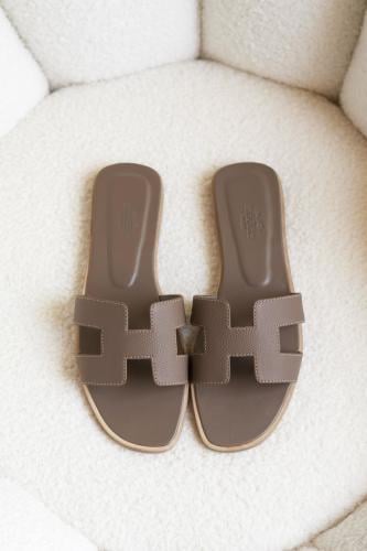 شبشب جلدي هيرمس للسيدات اوران لون بني شوكو