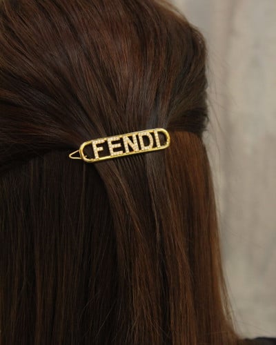 اكسسوار شعر بشعار فيندي مطرز بلون ذهبي لامع