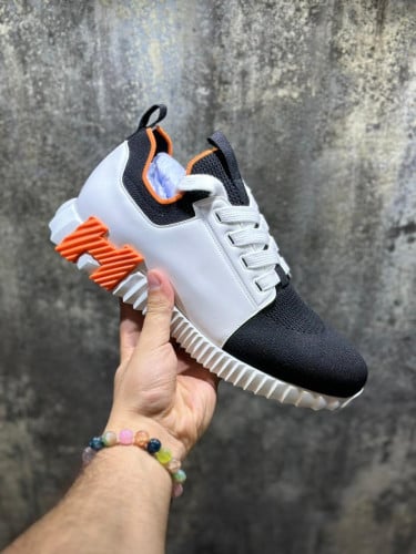 سنيكر هيرميس نسائي أبيض مقدمة لون أسود مع تفاصيل ب...