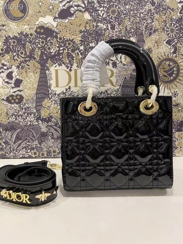 شنطة ديور ميني جلد أسود – تصميم فاخر مبطن بحلي معد...