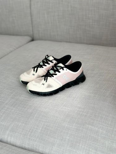 حذاء كلاود أون رانينج بينك بلاك