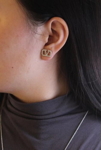 طقم سلسال فالنتينو مع حلق واسوارة فضي مرصع بشعار ا...