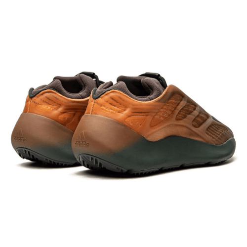 اديداس ييزس 700 v3 نحاسي