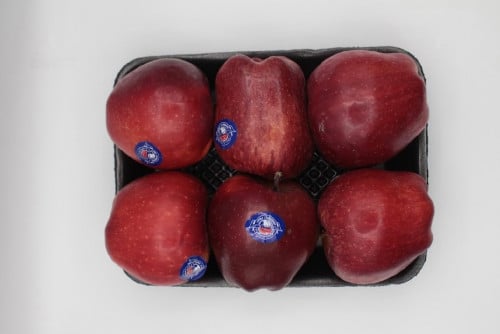 تفاح احمر صحن