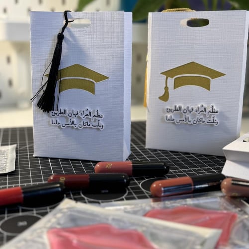 هدايا تخرج [ روج + ماسك شفايف ]