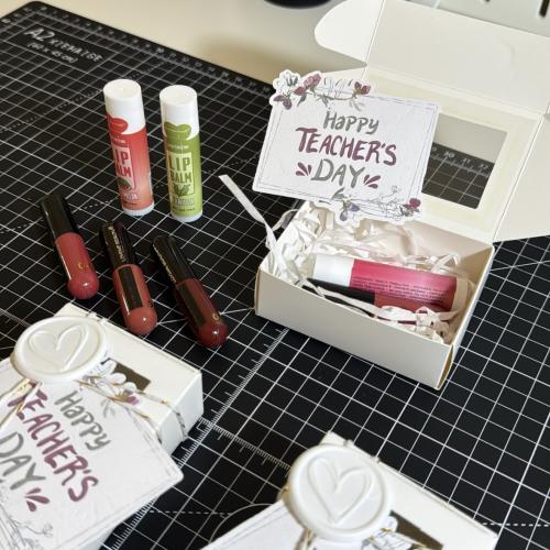 هدايا يوم المعلم ( روج + مرطب )