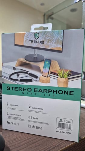 سماعة أذن ستيريو من تريند محمولة أثناء ممارسة الري...