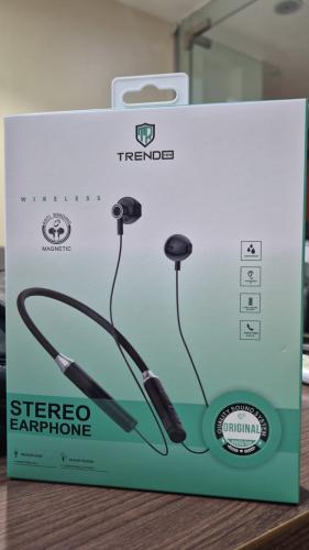 سماعة أذن ستيريو من تريند محمولة أثناء ممارسة الري...