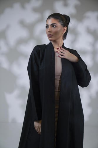 عباية لنن تطريز الكم والجوانب بكسرة اسود باسود