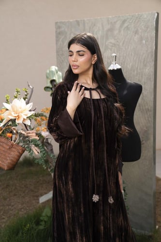 جلابية مخمل بذهبي بني فتحه الصدر ربط