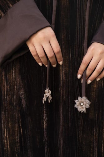 جلابية مخمل بذهبي بني فتحه الصدر ربط