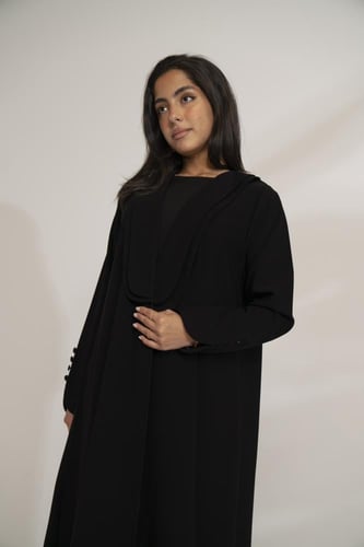 عباية كريب ياقه طبقتين خفيف بفستان اسود