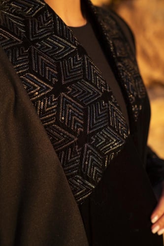 عباية مخمل اسود بقصه جوخ رمادي ومخمل مطرز