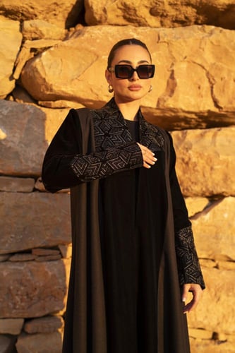 عباية مخمل اسود بقصه جوخ رمادي ومخمل مطرز