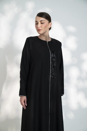 جلابية لنن بقيطان ومخمل مطرز ع الصدر اسود