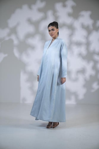 عباية لنن تطريز الكم والجوانب بكسرة سماوي