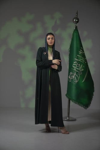 عباية اليوم الوطني كريب بالطو دقة مكينة ابيض