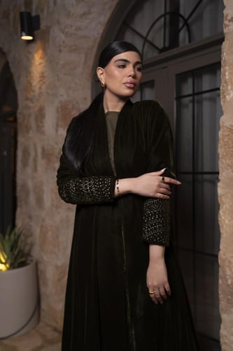 عباية مخمل زيتي تطريز الاسوره زري بفستان