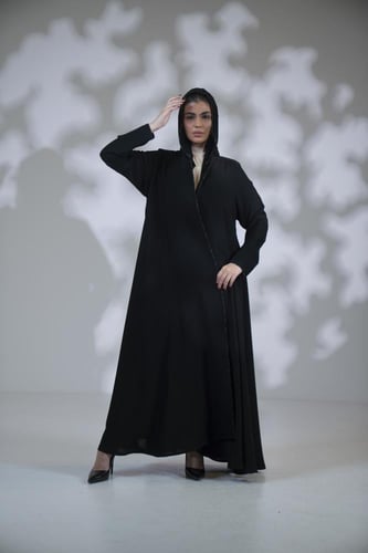 عباية كريب خفيف دبل كلوش سادة اسود بقيطان