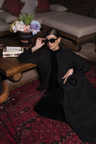 عباية جوخ اسود تطريز الجيب والاسوره وفستان مخمل