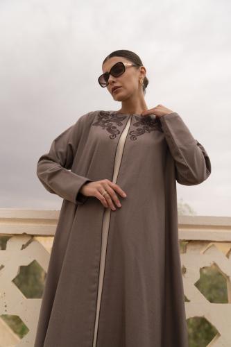 عبايه جوخ ياقه والخلف تطريز ترابي