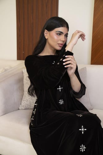 جلابية مخمل اسود تطريز الجيوب والامام