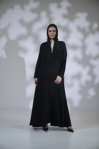 عباية كريب خفيف دبل كلوش سادة اسود بقيطان