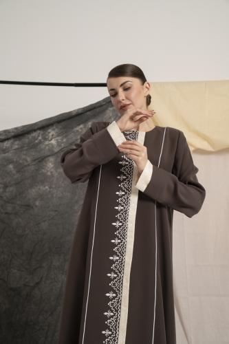 عباية كريب زيتي بقيطان الياقة روكاما وتطريز