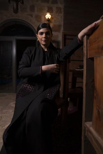 عباية صوف اسود بقيطان عنابي وجيوب مخمل مطرز