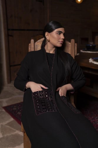 عباية صوف اسود بقيطان عنابي وجيوب مخمل مطرز