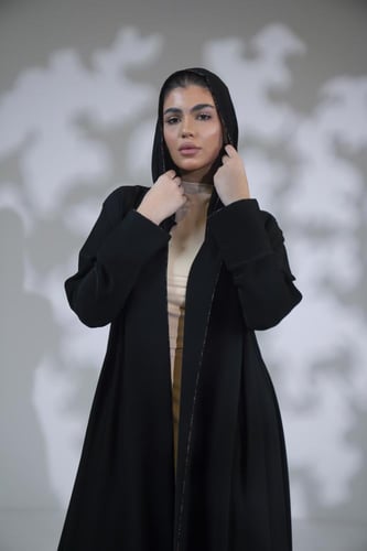 عباية كريب خفيف دبل كلوش سادة اسود بقيطان