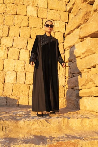 عباية مخمل اسود بقصه جوخ رمادي ومخمل مطرز