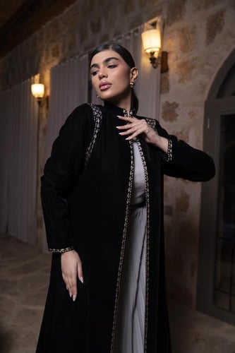 عباية كريب اسود كولة تطريز الكتف والياقة