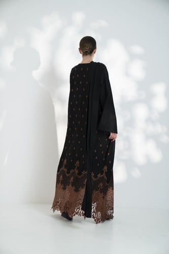 جلابية لنن مطرز طوبي بشال ع الكتف اسود