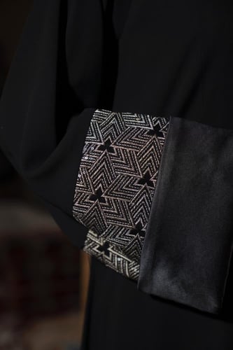 عباية كلوش كم مربع بمخمل بقيطان ساتان اسود