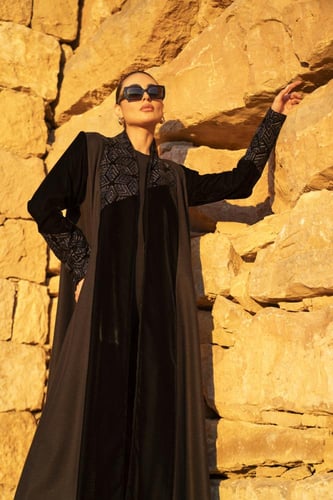 عباية مخمل اسود بقصه جوخ رمادي ومخمل مطرز
