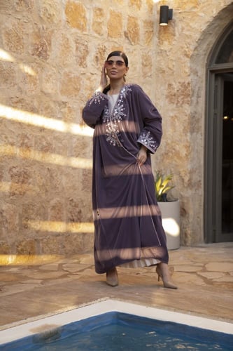 عباية مخمل فراشة تطريز الياقة والاسورة موف فاتح