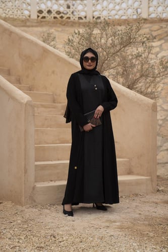 عبايه كريب ياقه دائريه بصوف امامي اسود