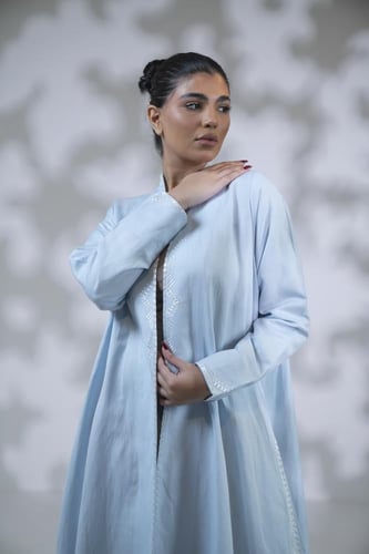 عباية لنن تطريز الكم والجوانب بكسرة سماوي