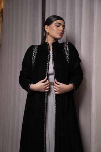 عباية كريب اسود كولة تطريز الكتف والياقة